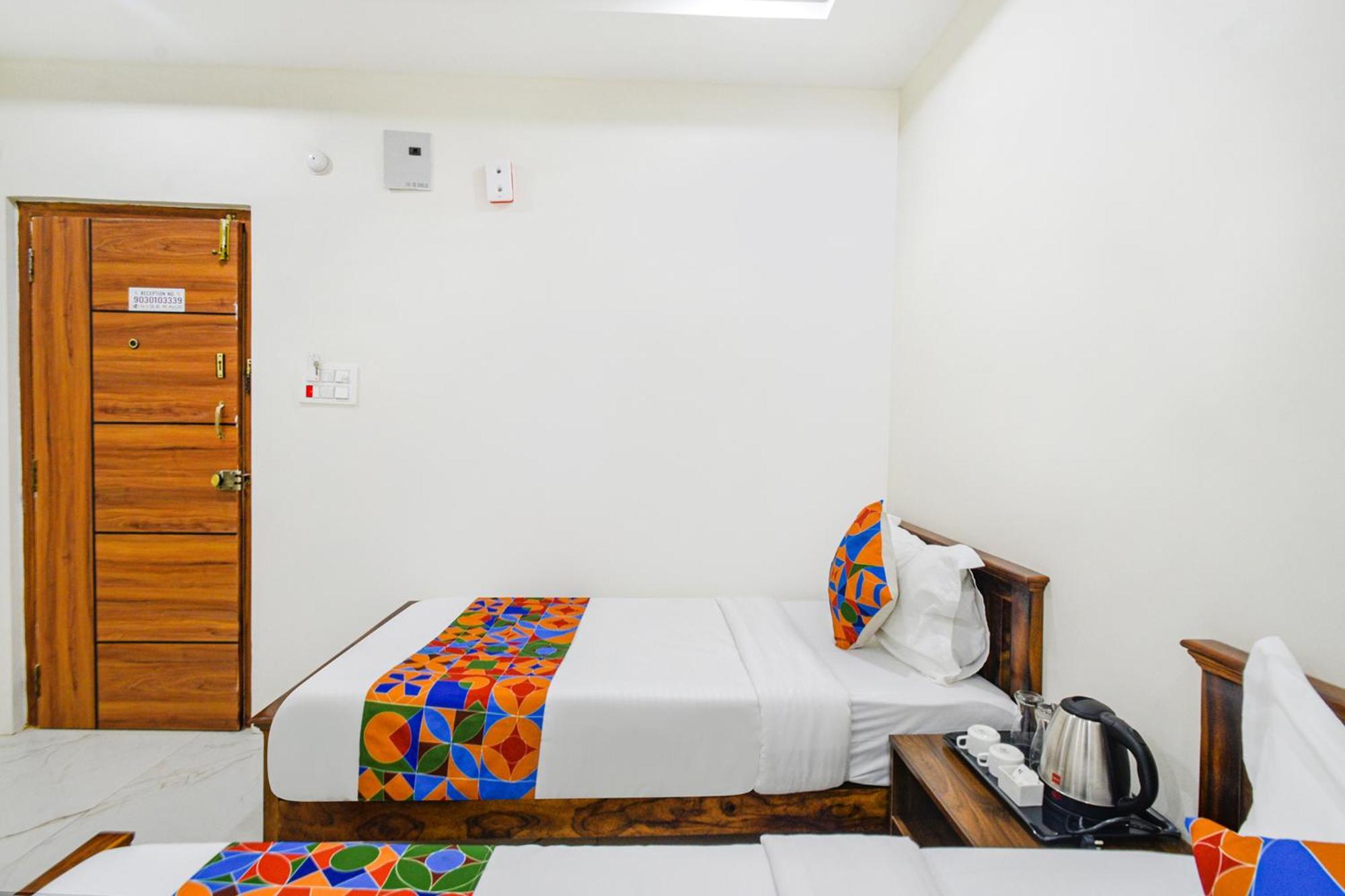Fabhotel Ssr Ikon Suites - Nr Hyderabad Central University, Kondapur エクステリア 写真